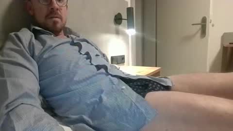 s_i_q online show from 11/19/25, 04:18