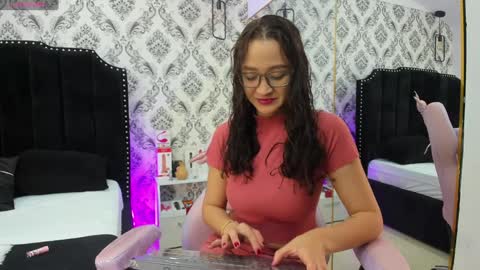 Snapshot of saara_brown chatting on 02/02/25, 12:35 Saara Brown online show from 02/02/25, 12:35