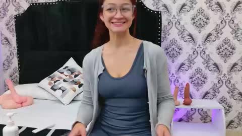 Snapshot of saara_brown chatting on 10/03/25, 12:13 Saara Brown online show from 10/03/25, 12:13
