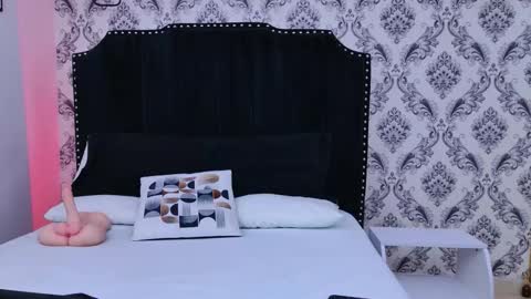 Snapshot of saara_brown chatting on 10/17/25, 12:08 Saara Brown online show from 10/17/25, 12:08
