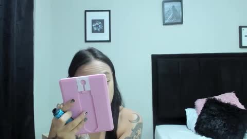 Snapshot of sabbrand_ chatting on 10/25/25, 07:19           online show from 10/25/25, 07:19