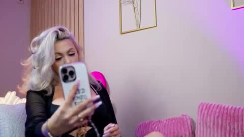 Snapshot of sabrinajadex chatting on 10/21/25, 04:46 SabrinaJade online show from 10/21/25, 04:46