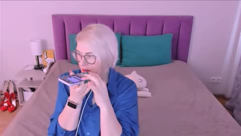 Sabrina MacMarren online show from 10/24/25, 08:44