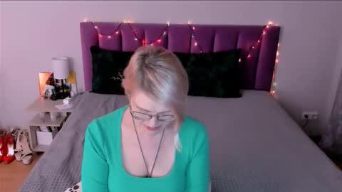 Sabrina MacMarren online show from 12/19/25, 02:46