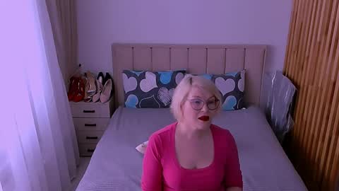Snapshot of sabrinamacmarren chatting on 05/21/26, 10:00 Sabrina MacMarren online show from 05/21/26, 10:00