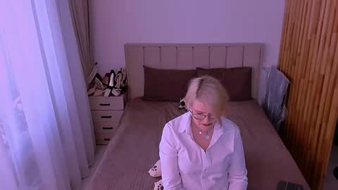 Snapshot of sabrinamacmarren chatting on 06/05/26, 05:40 Sabrina MacMarren online show from 06/05/26, 05:40