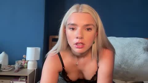 Snapshot of sabrinamasson chatting on 09/17/25, 02:19 sabrina online show from 09/17/25, 02:19