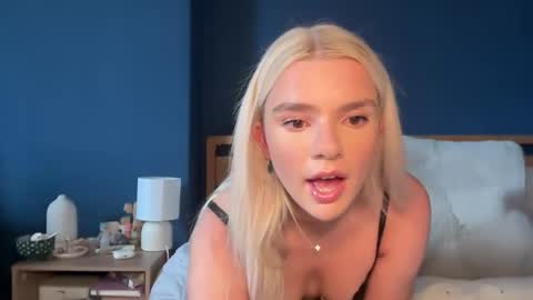 Snapshot of sabrinamasson chatting on 09/18/25, 02:52 sabrina online show from 09/18/25, 02:52