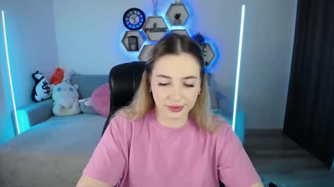 Snapshot of sabrinviolet chatting on 10/17/25, 08:17 Sabrina Violet online show from 10/17/25, 08:17