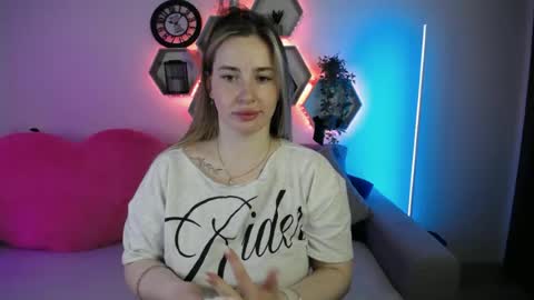 Snapshot of sabrinviolet chatting on 06/19/26, 09:24 Sabrina Violet online show from 06/19/26, 09:24