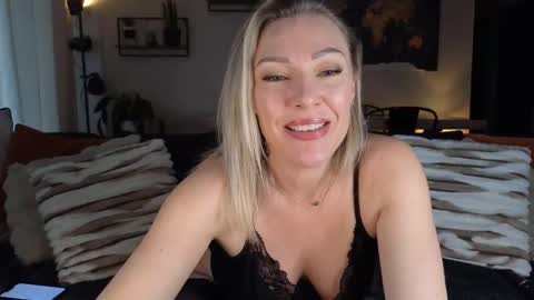 sacha__xx online show from 02/18/25, 01:11