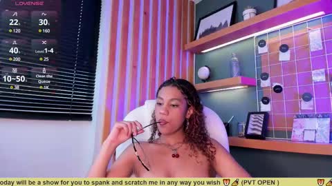 Snapshot of sade_jackson1 chatting on 03/04/25, 01:28 Sophie online show from 03/04/25, 01:28