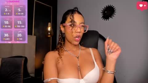 Snapshot of sade_jackson1 chatting on 09/09/25, 04:45 Sophie online show from 09/09/25, 04:45