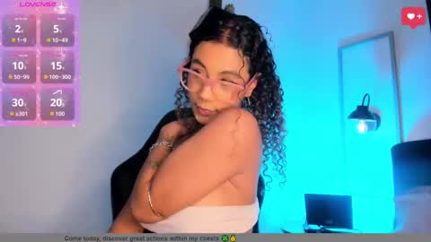 Snapshot of sade_jackson1 chatting on 09/17/25, 04:25 Sophie online show from 09/17/25, 04:25