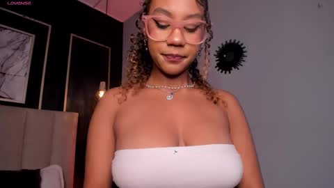 Snapshot of sade_jackson1 chatting on 11/20/25, 05:40 Sophie online show from 11/20/25, 05:40