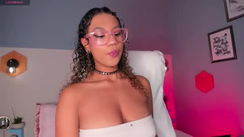 Snapshot of sade_jackson1 chatting on 12/05/25, 05:05 Sophie online show from 12/05/25, 05:05