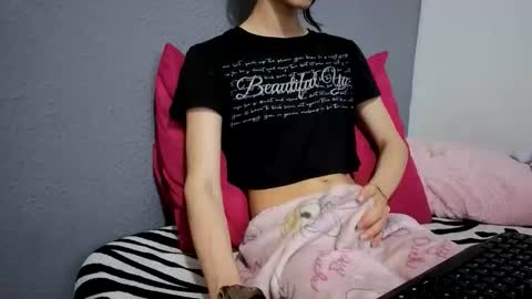 Snapshot of safiro_queen chatting on 05/25/26, 12:00 Safiro Queen online show from 05/25/26, 12:00