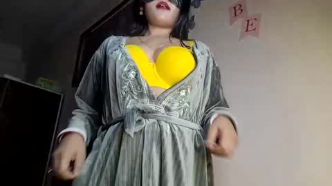 Snapshot of sahani2208 chatting on 12/17/24, 06:53 Queen Archana online show from 12/17/24, 06:53