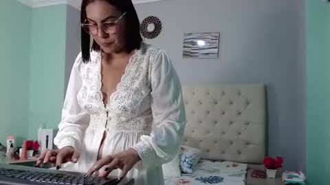 Isabel online show from 10/08/25, 12:47