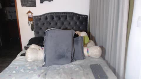 yenny online show from 04/17/26, 05:21