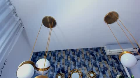 Salome Larzon online show from 04/11/26, 07:45