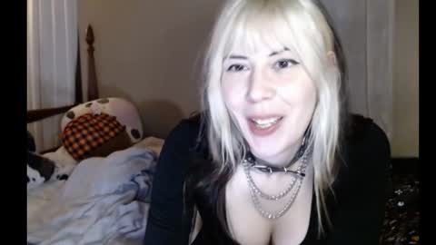 Snapshot of salted_carmen chatting on 11/16/25, 01:33 Carmen online show from 11/16/25, 01:33