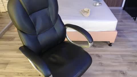 Snapshot of sam_mansson66 chatting on 10/15/25, 12:27 SAM MANSON online show from 10/15/25, 12:27