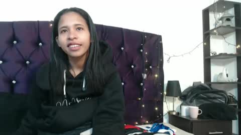 Snapshot of samantha_fox_squirt chatting on 12/25/24, 08:18 lizzy online show from 12/25/24, 08:18