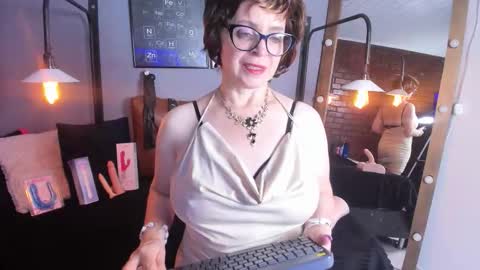 Snapshot of samantha_mature56 chatting on 09/24/25, 10:29 Sam online show from 09/24/25, 10:29
