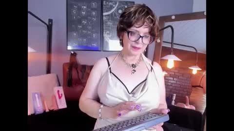 Snapshot of samantha_mature56 chatting on 09/27/25, 03:22 Sam online show from 09/27/25, 03:22
