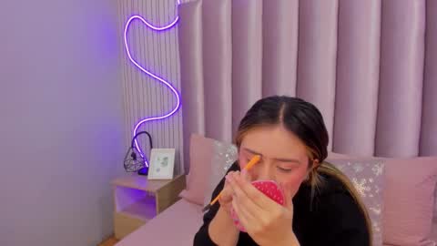 Alejandra  online show from 11/18/25, 12:09