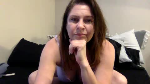 Snapshot of samanthavale chatting on 04/27/26, 01:31 Samantha Vale online show from 04/27/26, 01:31