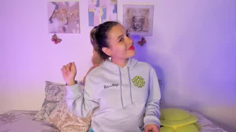 Samara is my name a pleasure delighted that you are here leave your thumb up it is important to me online show from 02/10/25, 10:40