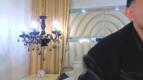 Snapshot of samevans_ chatting on 12/18/24, 02:17 Sam online show from 12/18/24, 02:17