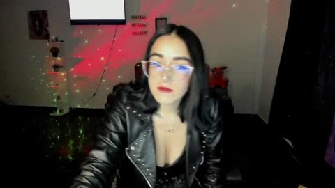 Snapshot of samismith77 chatting on 01/19/25, 12:49 SARA online show from 01/19/25, 12:49