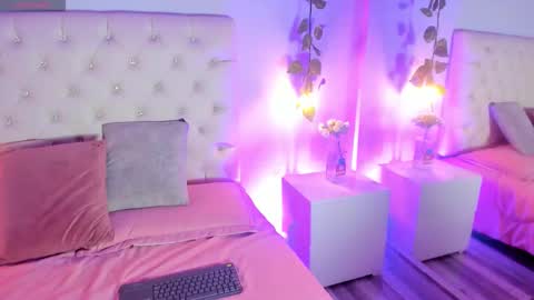 Snapshot of sammy_scott1 chatting on 11/22/25, 04:11 Samantha online show from 11/22/25, 04:11