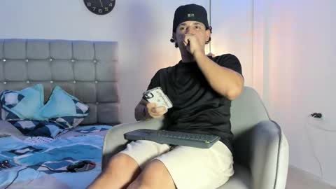Snapshot of samxx_muscle chatting on 09/21/25, 04:08 samxx_muscle online show from 09/21/25, 04:08