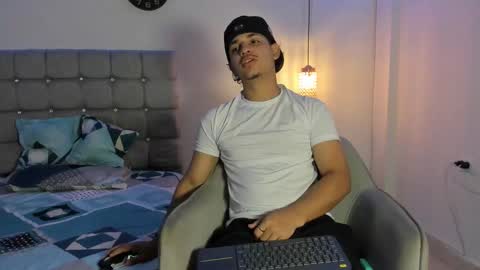 Snapshot of samxx_muscle chatting on 09/24/25, 02:20 samxx_muscle online show from 09/24/25, 02:20