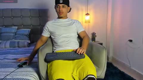 Snapshot of samxx_muscle chatting on 10/05/25, 01:42 samxx_muscle online show from 10/05/25, 01:42