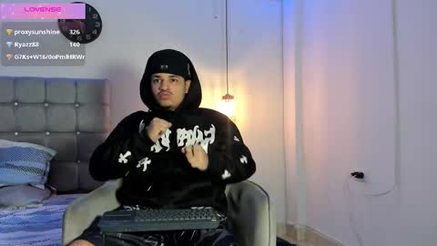 Snapshot of samxx_muscle chatting on 10/13/25, 02:06 samxx_muscle online show from 10/13/25, 02:06