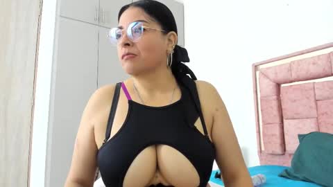 Snapshot of samy_nix chatting on 02/13/25, 12:11 SAMY online show from 02/13/25, 12:11