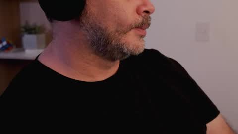 Snapshot of sanders_white chatting on 05/27/26, 03:25 Sanders online show from 05/27/26, 03:25