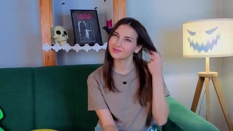 Snapshot of sandili chatting on 10/30/25, 01:40 Isabel but you can call me Bella online show from 10/30/25, 01:40