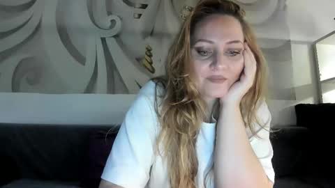 Snapshot of sandra______ chatting on 11/14/25, 10:29 dont forghet to thumbs up if you like my show online show from 11/14/25, 10:29