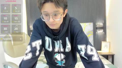 santiago_russo18 online show from 11/21/25, 02:43