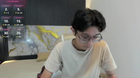 santiago_russo18 online show from 11/24/25, 02:11