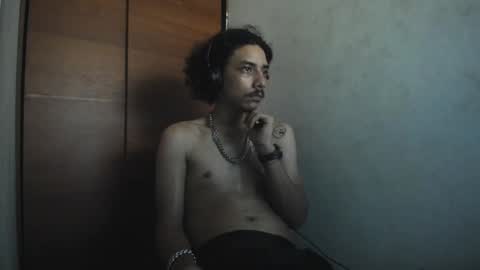 Snapshot of santiagoxxxtreme_ chatting on 12/21/24, 11:01 Santiago online show from 12/21/24, 11:01