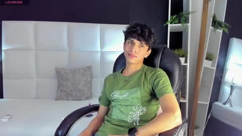 Snapshot of santy_carrington chatting on 12/19/24, 11:57 Santiago Carrington online show from 12/19/24, 11:57