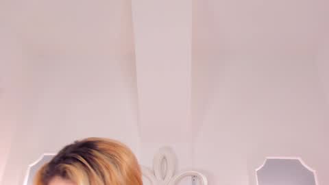Snapshot of sara__williams chatting on 02/05/25, 12:49 Sara online show from 02/05/25, 12:49
