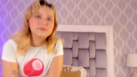 Snapshot of sara__williams chatting on 03/11/25, 03:37 Sara online show from 03/11/25, 03:37